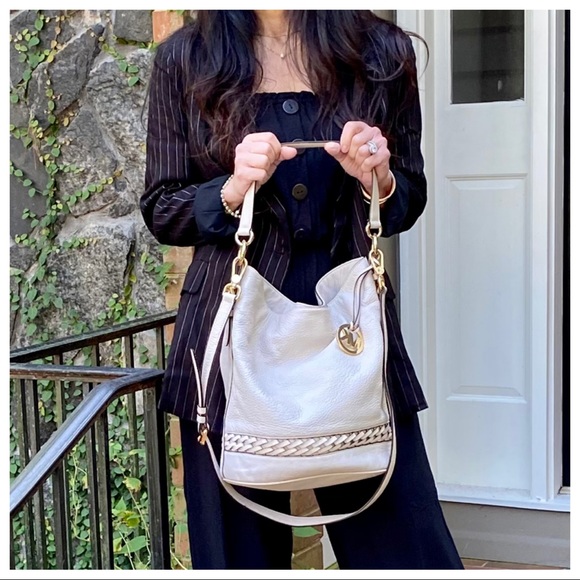 Fabulous Micheal Kors Leather chic Bucket Bag - Picture 2 of 9